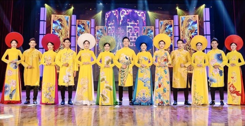 Những tà áo dài rực rỡ khiến du khách ấn tượng 