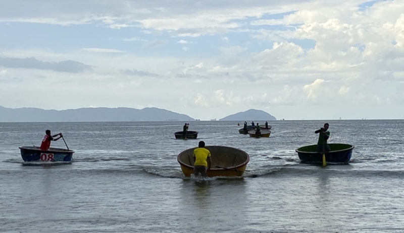 Phần thi ngoáy thúng của ngư dân 