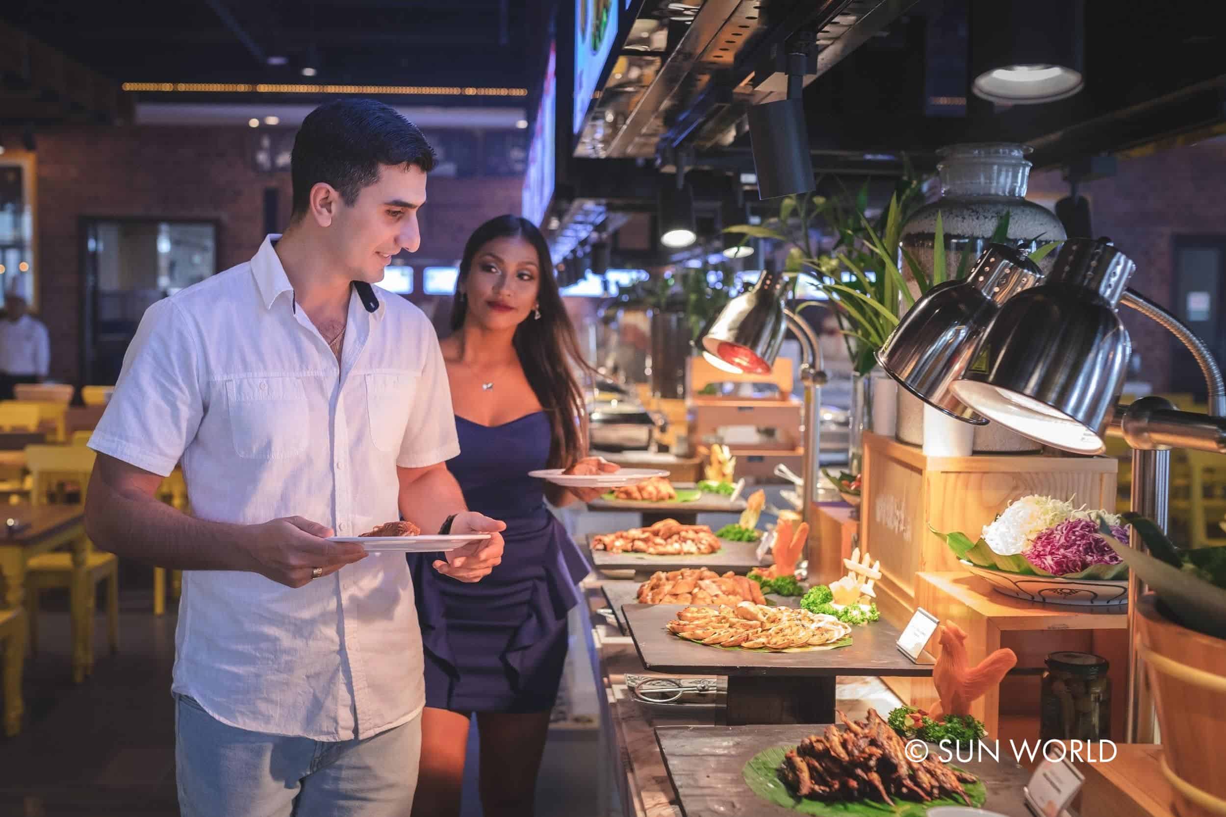 Các món ăn ở nhà hàng buffet thường xuyên được nấu mới, bạn nên lấy những phần ăn nhỏ cho mỗi lần để thức ăn luôn nóng hổi, ngon miệng.