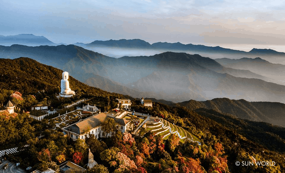 Chùa Linh Ứng nằm cạnh vườn hoa Le Jardin D’Amour