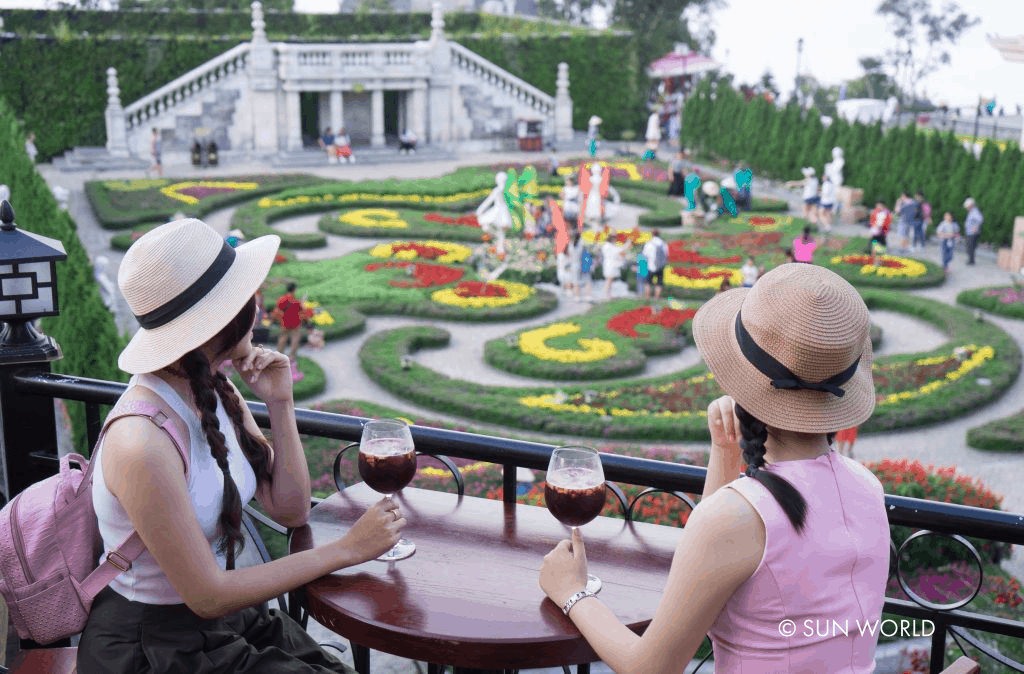 Ngồi trong nhà hàng Doumer, du khách sẽ chiêm ngưỡng vườn hoa Le Jardin d’Amour thơ mộng.