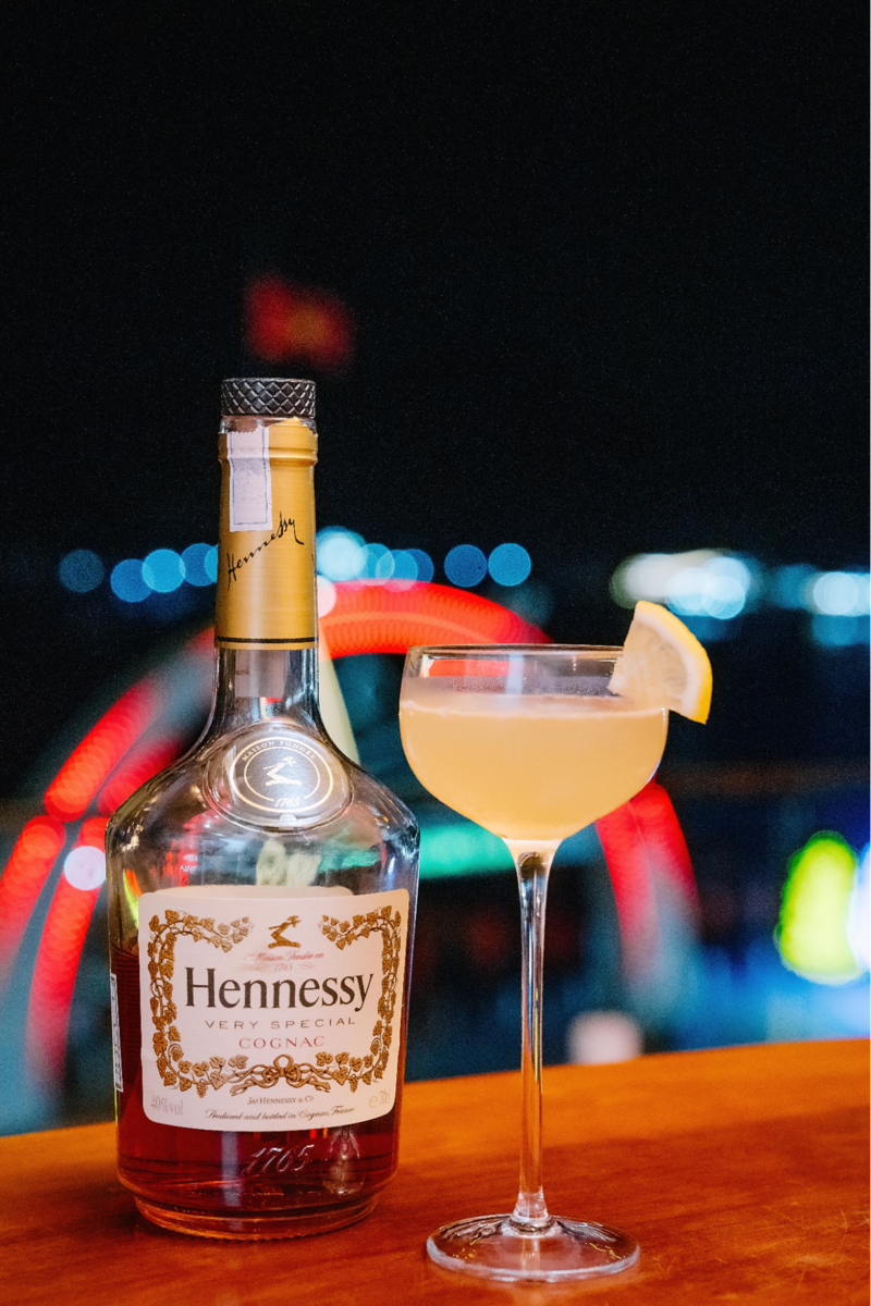    Thưởng thức một ly cocktail với hương vị nồng nàn trong tiết trời buổi đêm se lạnh (Nguồn: The Cat Bar)