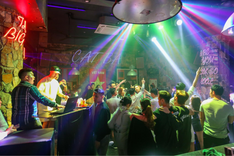Màn trình diễn DJ nhiệt huyết giúp khuấy động bầu không khí (Nguồn: The BigMan Bar) 