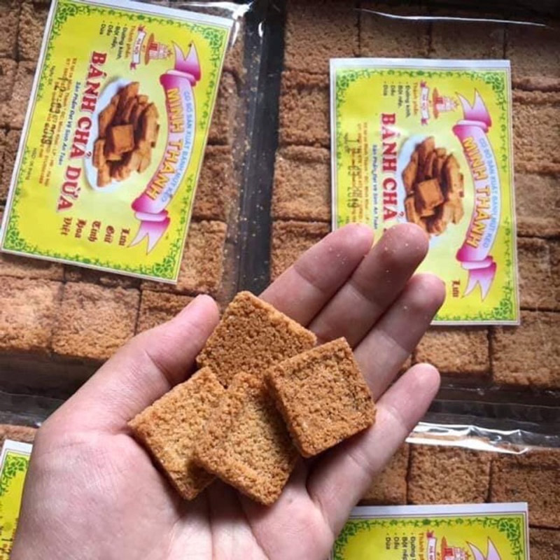 Bánh chả dừa là món ăn vặt yêu thích của cả trẻ nhỏ và người già