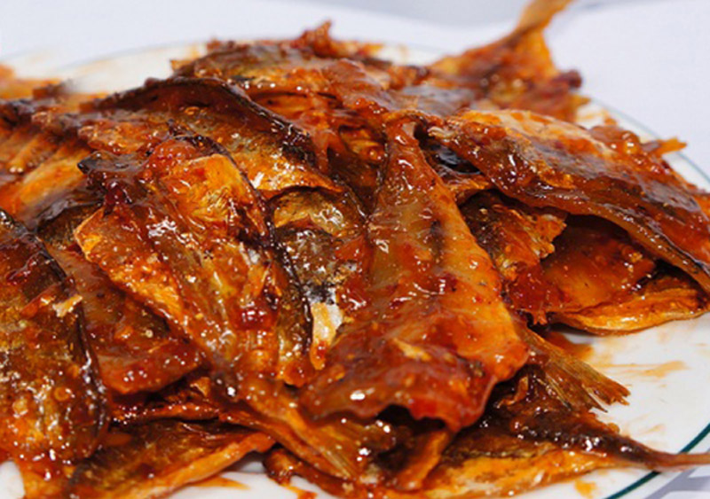 Cá chỉ vàng tươi sau khi sơ chế có thể nấu canh chua, kho tiêu, chiên giòn…