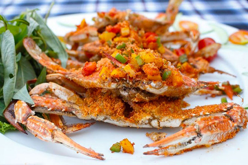 Nhiều du khách bị cuốn hút bởi vị mặn mà của ghẹ rang muối ớt