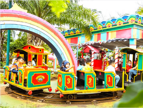 toa-tau-happy-choo-choo-ruc-ro-sac-mau-tai-da-nang-downtown