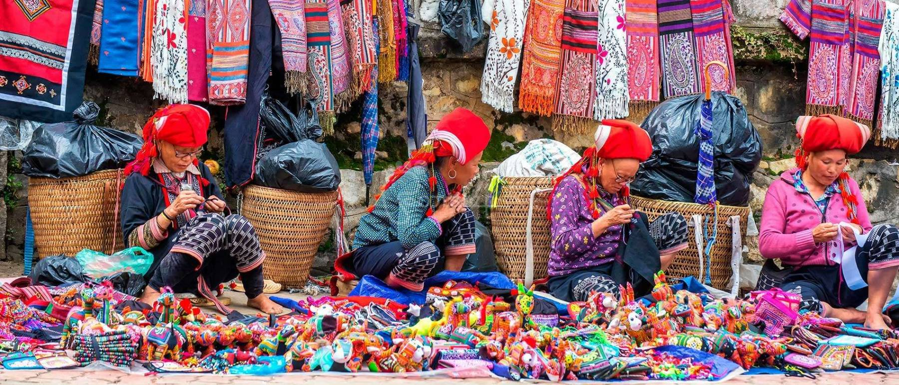 Chợ tình Sapa còn là không gian mua sắm đồ thủ công truyền thống