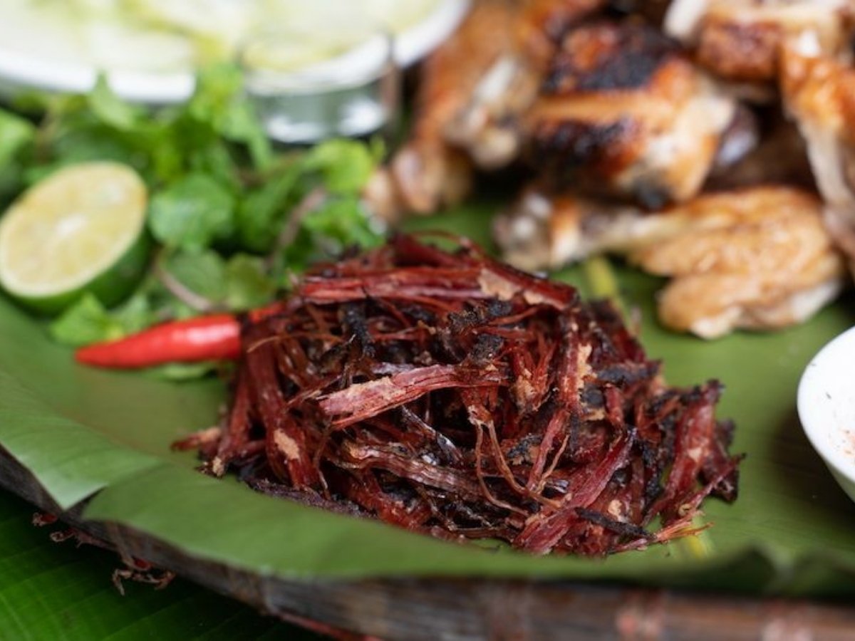Thịt trâu gác bếp có vị ngọt, dai và chắc
