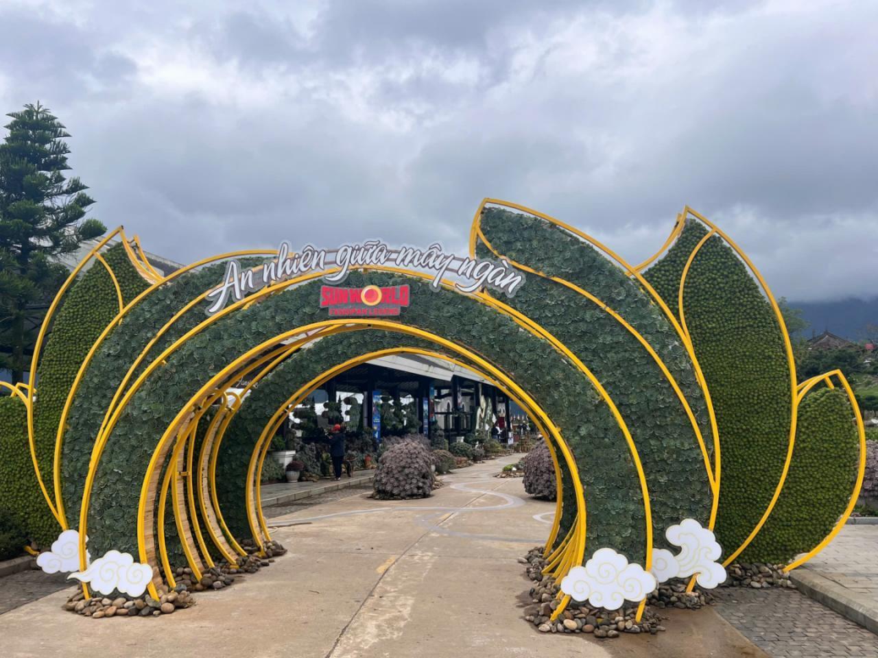 en đá tượng trưng cho bản lĩnh con người luôn nỗ lực vươn mình vượt qua những khó khăn, thử thách trong cuộc sống.