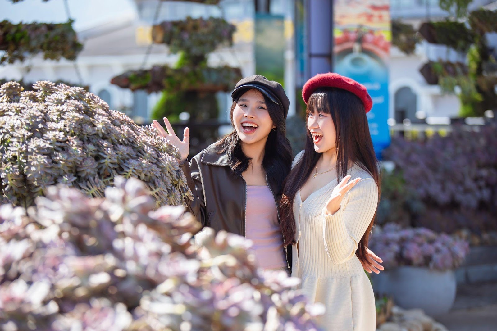 Sen đá tượng trưng cho bản lĩnh con người luôn nỗ lực vươn mình vượt qua những khó khăn, thử thách trong cuộc sống, đón nhận những giá trị tích cực và lạc quan.