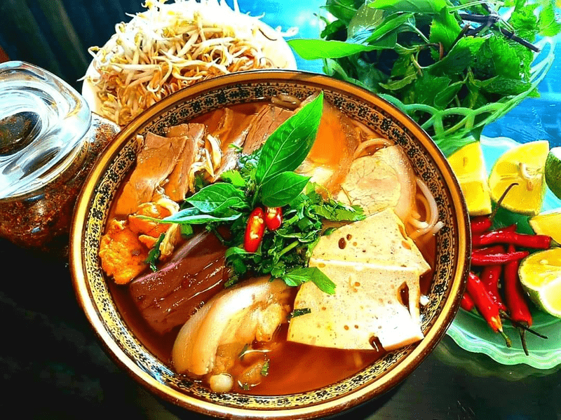 Bát bún bò Huế thơm ngon với những miếng thịt bò mềm dai cùng phần nước dùng chuẩn vị miền Trung (Ảnh minh họa)