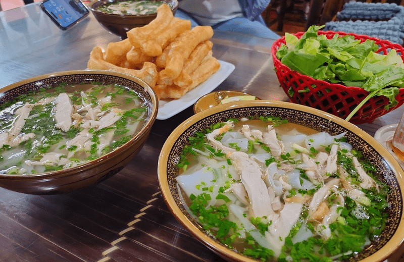 Bát phở gà ấm nóng, ăn cùng quẩy giòn và các loại rau sống là chuẩn bài (Nguồn: Phở Gà Sơn Râu)