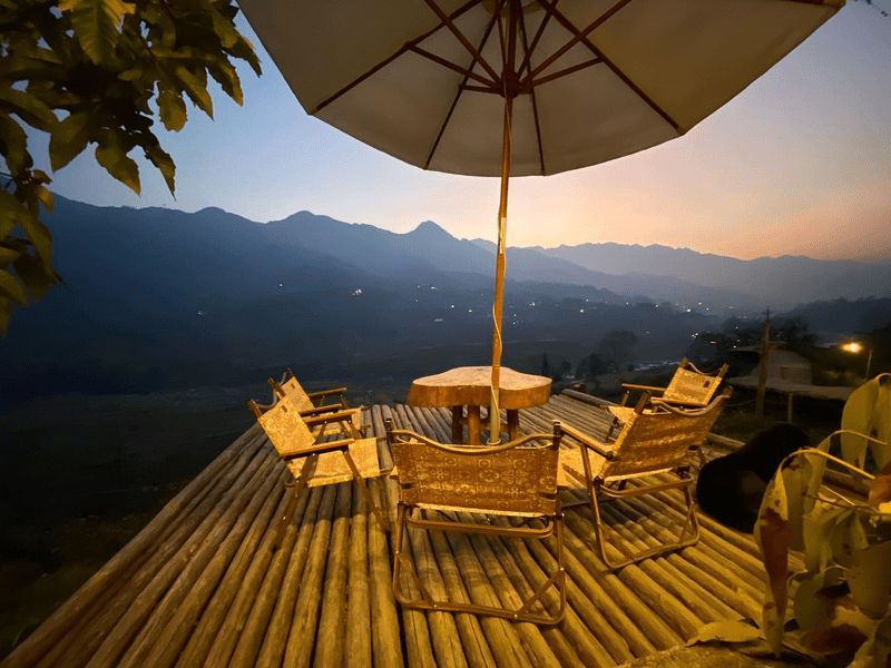 Ánh hoàng hôn đỏ lựng lẩn khuất giữa những dãy núi trập trùng (Nguồn: FB Sailing Sapa)