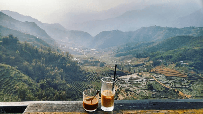 Thưởng thức cà phê và ngắm nhìn thung lũng Mường Hoa chìm trong làn sương mờ ảo (Nguồn: Wecheckin)