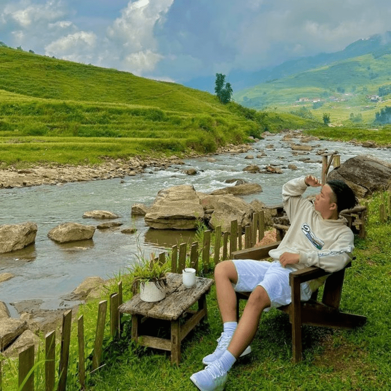 Du khách trẻ ngồi nghỉ thư giãn bên bờ suối Mường Hoa hiền hòa (Nguồn: FB Utopia Eco Lodge)