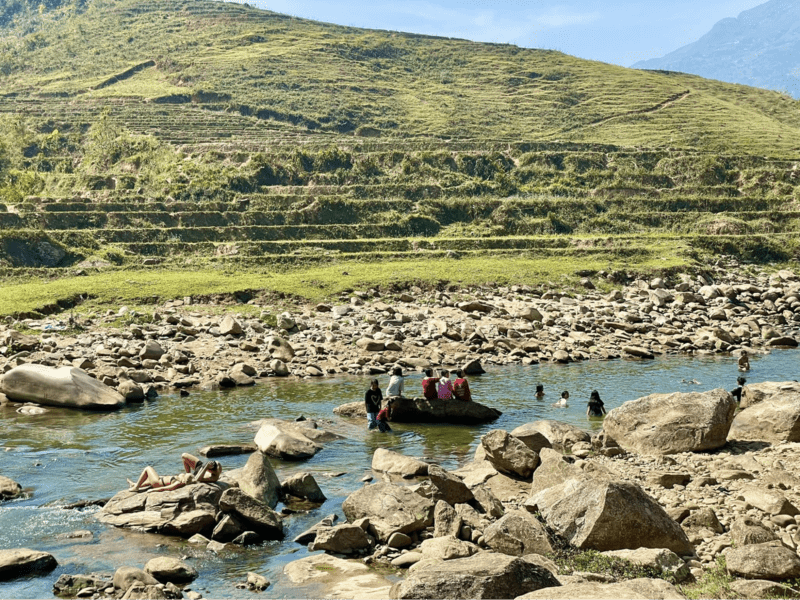 Con suối bắt nguồn từ những cánh rừng nguyên sinh hùng vĩ và xuôi dòng chảy về thung lũng Mường Hoa (Nguồn: FB Utopia Eco Lodge)