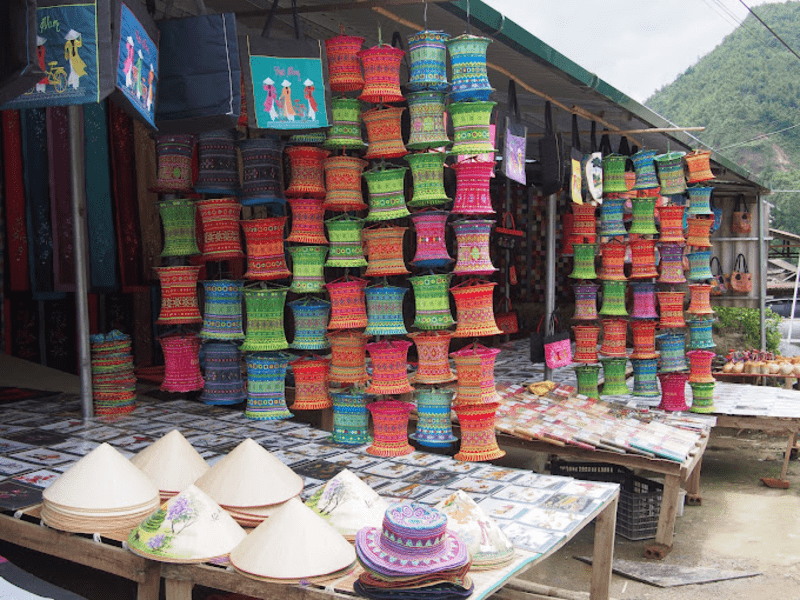 Sạp hàng thủ công nhiều màu sắc sặc sỡ bên cầu (Nguồn: Trần Thanh Lâm)