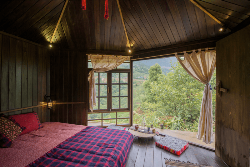 Không gian căn phòng được chăm chút tỉ mỉ với tầm nhìn thẳng ra thung lũng Mường Hoa (Nguồn: Rùa’s House)