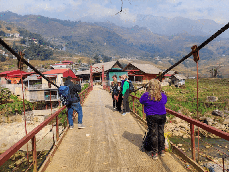 Khách nước ngoài hào hứng chụp ảnh tại cầu treo Lao Chải (Nguồn: Alzerius Groumf)