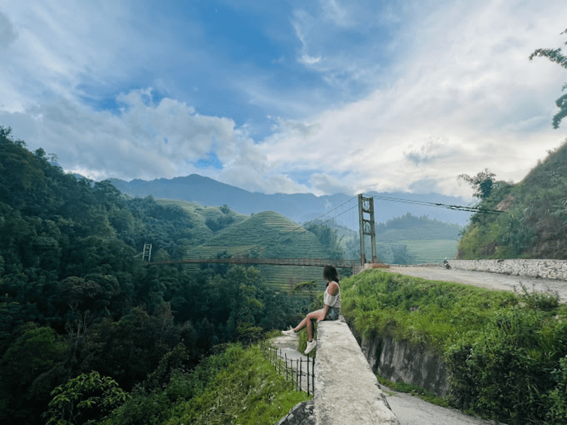 Nhìn từ xa, cầu Lao Chải San 2 như đang kết nối hai ngọn đồi (Nguồn: Lan Ngoc)