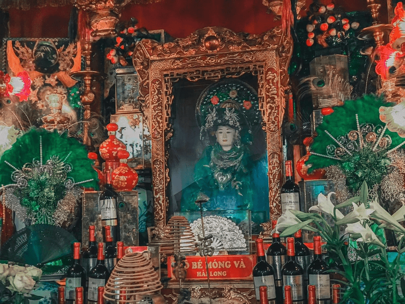 Tượng Hải Long công chúa mặc quần áo, mũ miện truyền thống của người vùng cao (Nguồn: Wikia Đạo Mẫu)