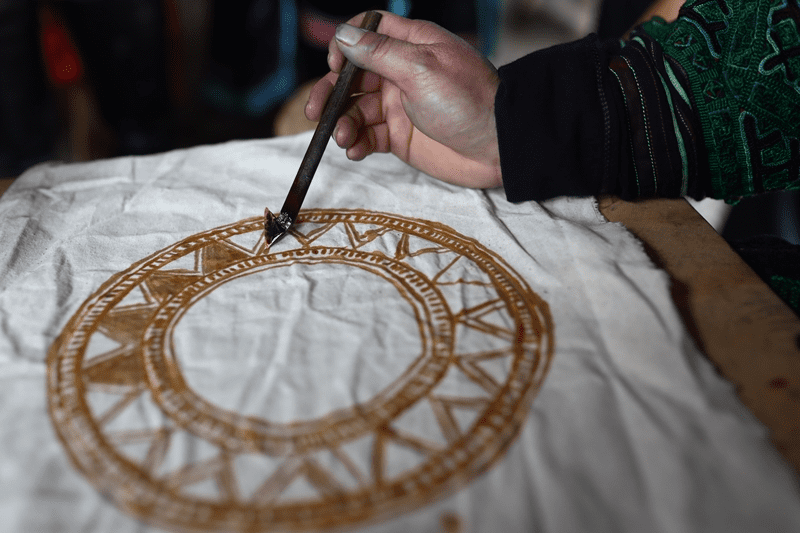 Họa hình sống động như vầng thái dương vĩ đại trên tranh vải Batik (Nguồn: Tạp chí Đẹp)