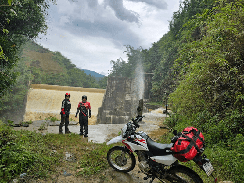 Các “phượt” thủ ghé lại tham quan đập thủy điện Ý Linh Hồ (Nguồn: Chi’s Wheels)