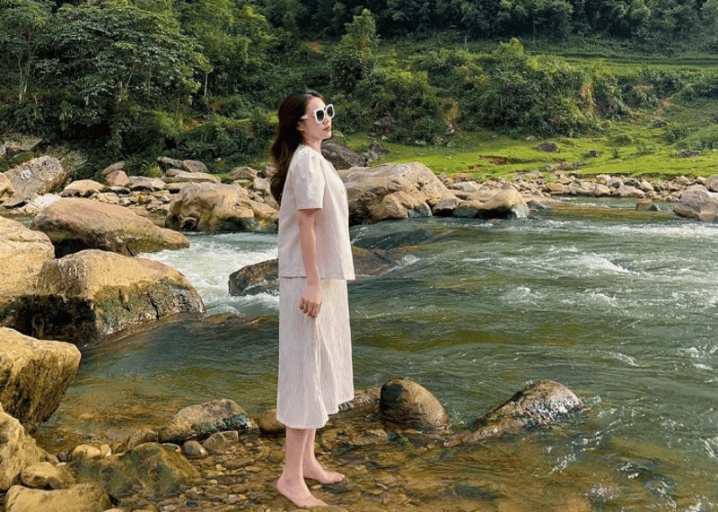 Thư giãn tại con suối Mường Hoa chảy quanh thung lũng (Nguồn: @ntb.lien_)