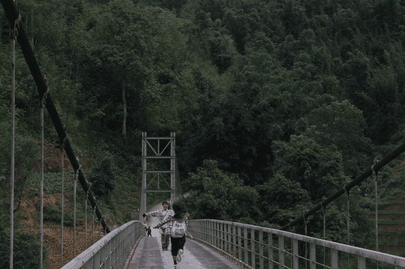 Gam màu tối đem đến cảm giác trầm mặc, hoài cổ cho bức ảnh chụp tại cầu treo (Nguồn: FB An Nhiên Homestay)