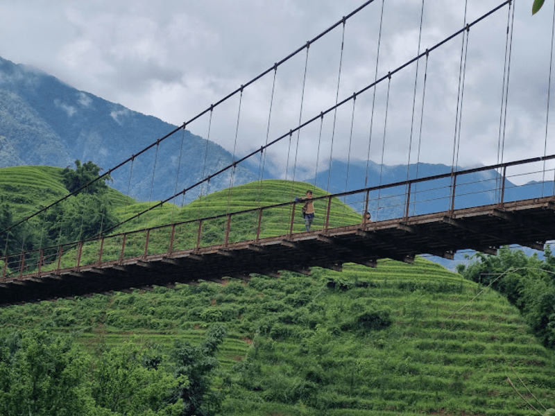 Trải nghiệm ngắm cảnh từ lan can cầu Lao Chải San 2 (Nguồn: טל מתוק)