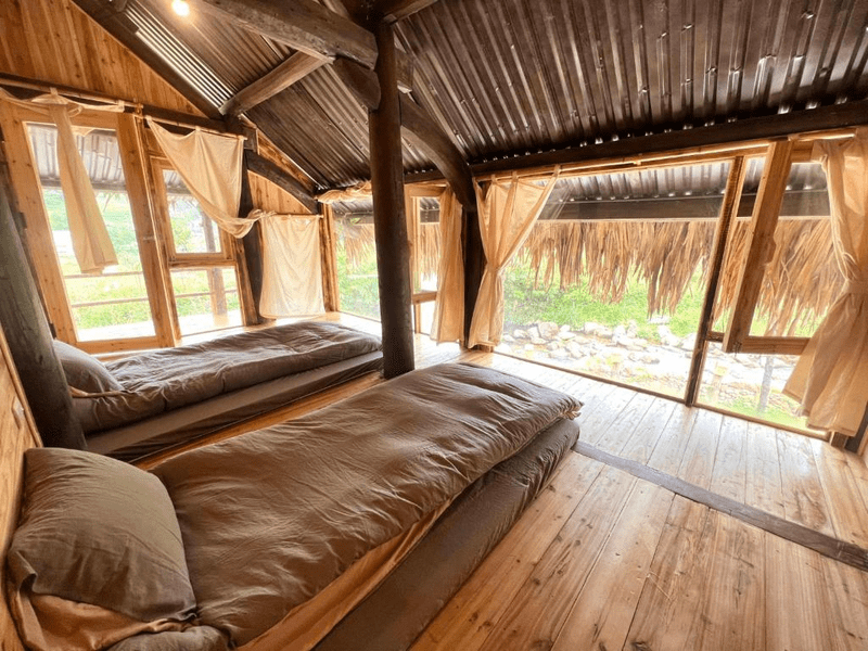 Phòng homestay thoáng đãng với cửa kính hướng ra dòng suối nhỏ (Nguồn: Lao Chải Riverside Stay & Coffee)