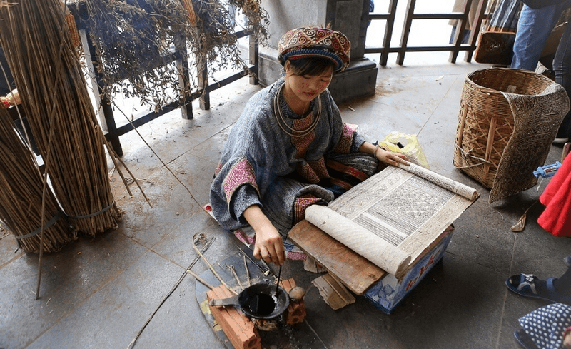 Người phụ nữ vùng cao tiếp tục gìn giữ nghệ thuật vẽ tranh batik truyền thống của dân tộc (Nguồn: Báo Tuổi trẻ và Pháp luật)