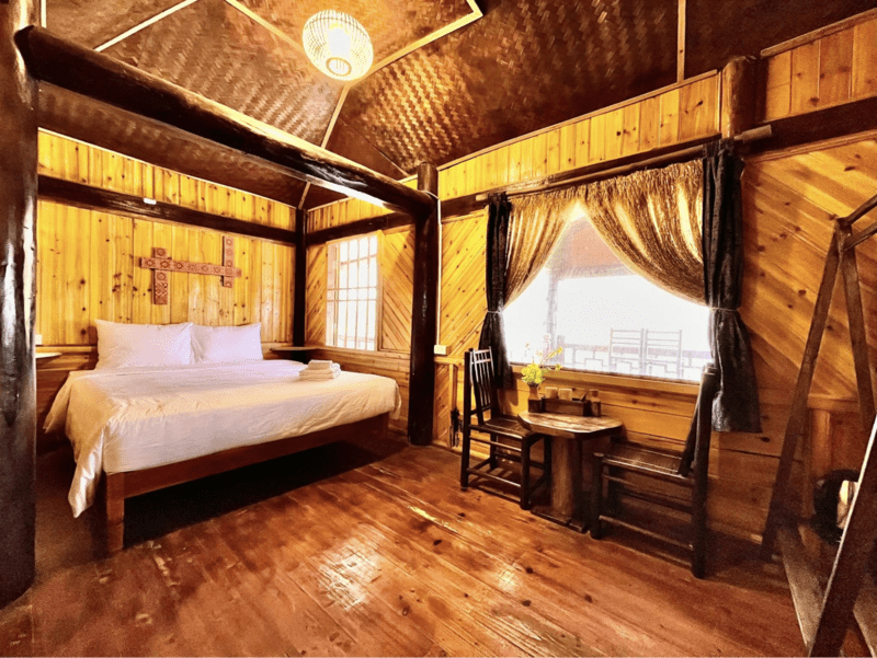 Những đường vân gỗ tự nhiên tạo cảm giác trầm lắng cho căn phòng (Nguồn: H’mong Eco House)