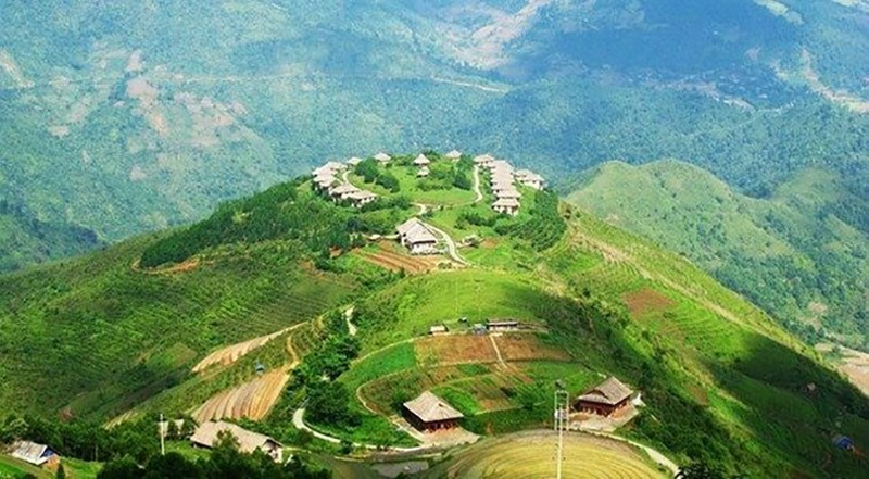 Thành phố mờ sương được phủ bởi sắc xanh ngút ngàn vào tháng 6 (Nguồn: Tây Bắc TV)