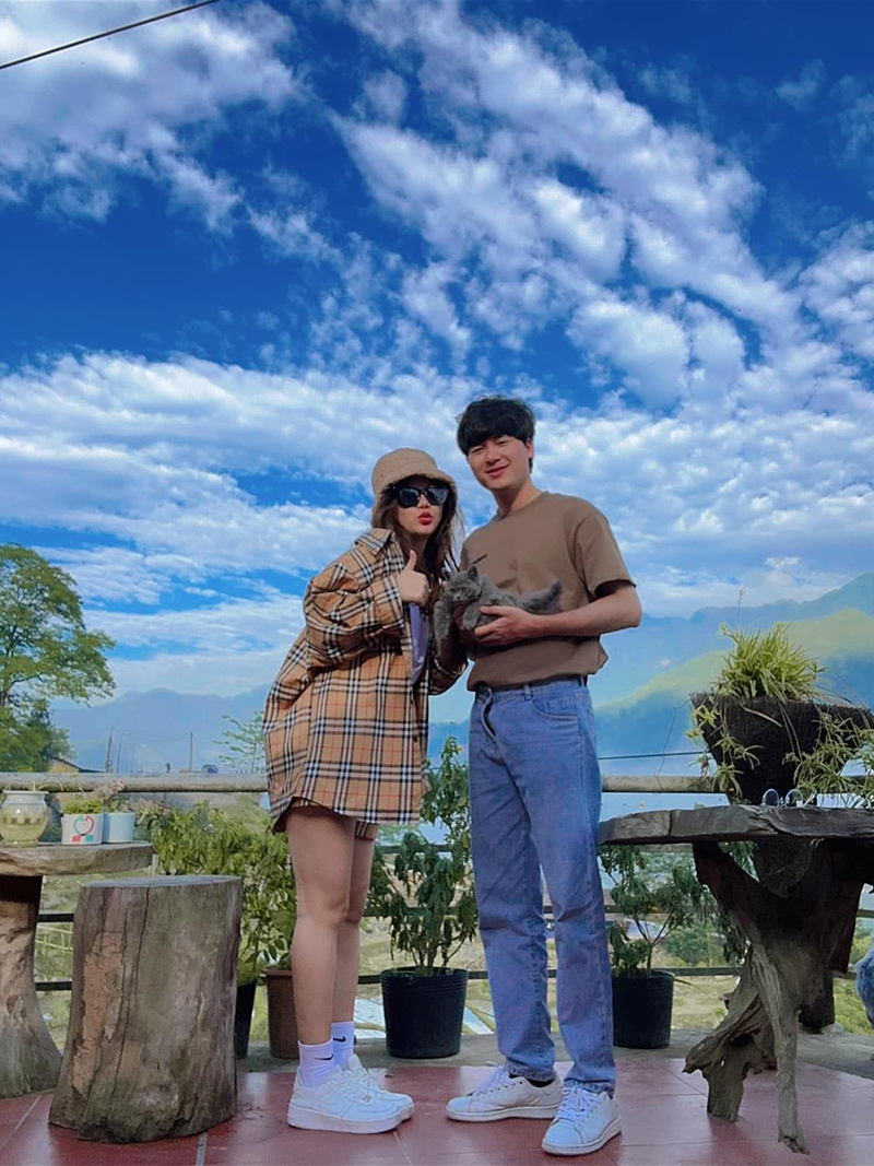 Một chiếc áo sơ mi kẻ sọc màu be phối với chân váy ngắn là lựa chọn cho những cô nàng tối giản (Nguồn: Sa Pa Review Tất tần tật)