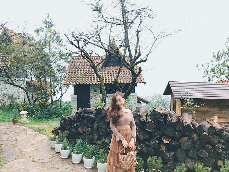 Áo trễ vai mỏng tay dài phối với chân váy xếp tầng cùng màu là sự kết hợp đơn giản mà hài hòa (Nguồn: Gody.vn)