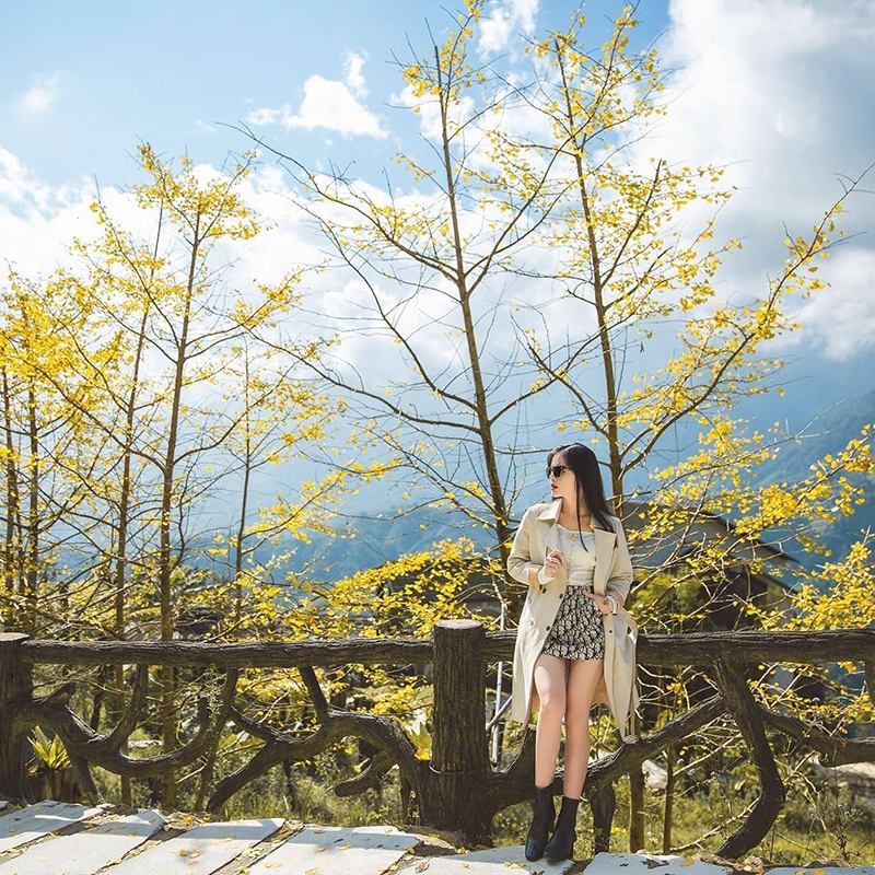 Nếu có lợi thế về hình thể, bạn đừng ngần ngại thử ngay outfit chân váy ngắn kết hợp với áo thun bó, boots đen và một chiếc áo khoác trench coat bên ngoài (Nguồn: Đồng Như Đức)