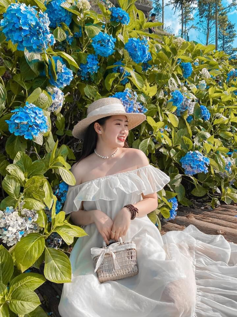 Váy trắng dáng dài trễ vai kết hợp với nón rộng vành là outfit yêu thích của nhiều chị em khi đi du lịch (Nguồn: Du lịch Lào Cai)