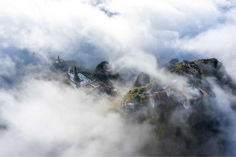 Đỉnh Fansipan với những biển mây bồng bềnh, ẩn hiện quanh năm là nơi “trú ẩn” không thể hoàn hảo hơn cho những ngày hè tháng 6 nóng bức ở miền Bắc