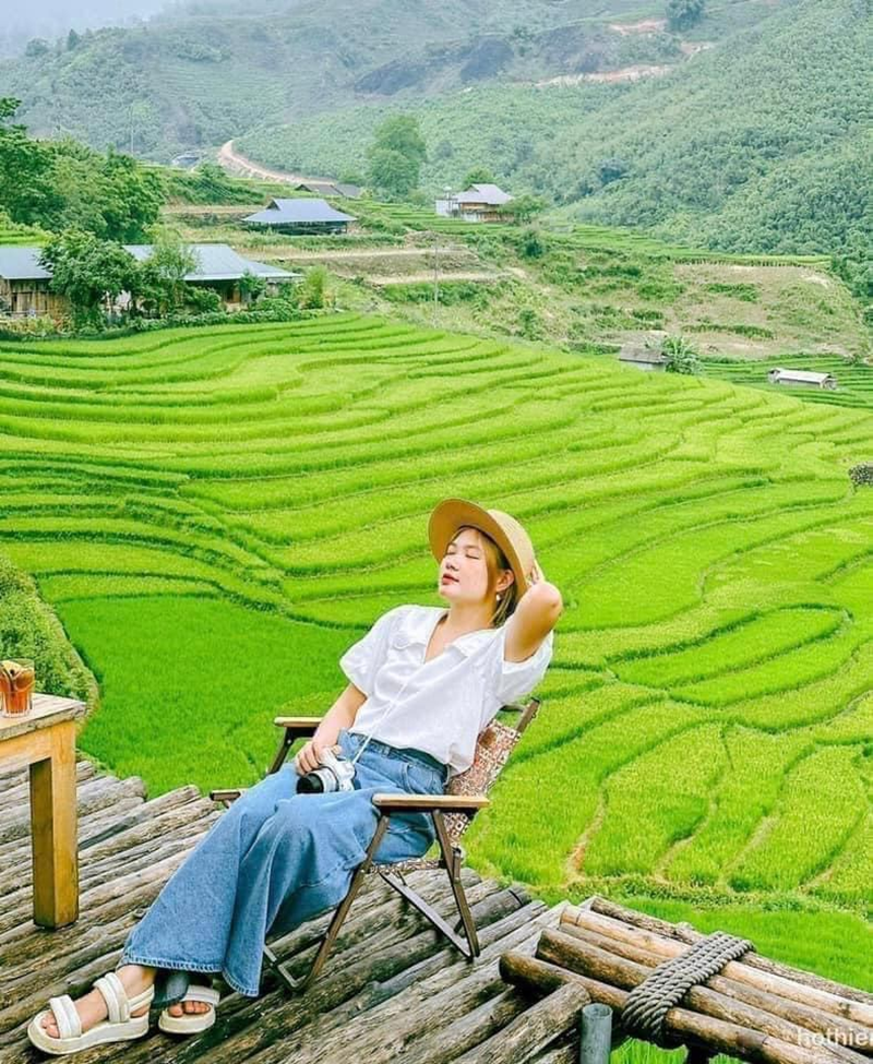 Một outfit năng động cho những bạn trẻ là quần bò ống rộng kết hợp với ánh sơ mi trắng sandal cùng màu và một chiếc nón cói rộng vành (Nguồn: Đồng Như Đức)