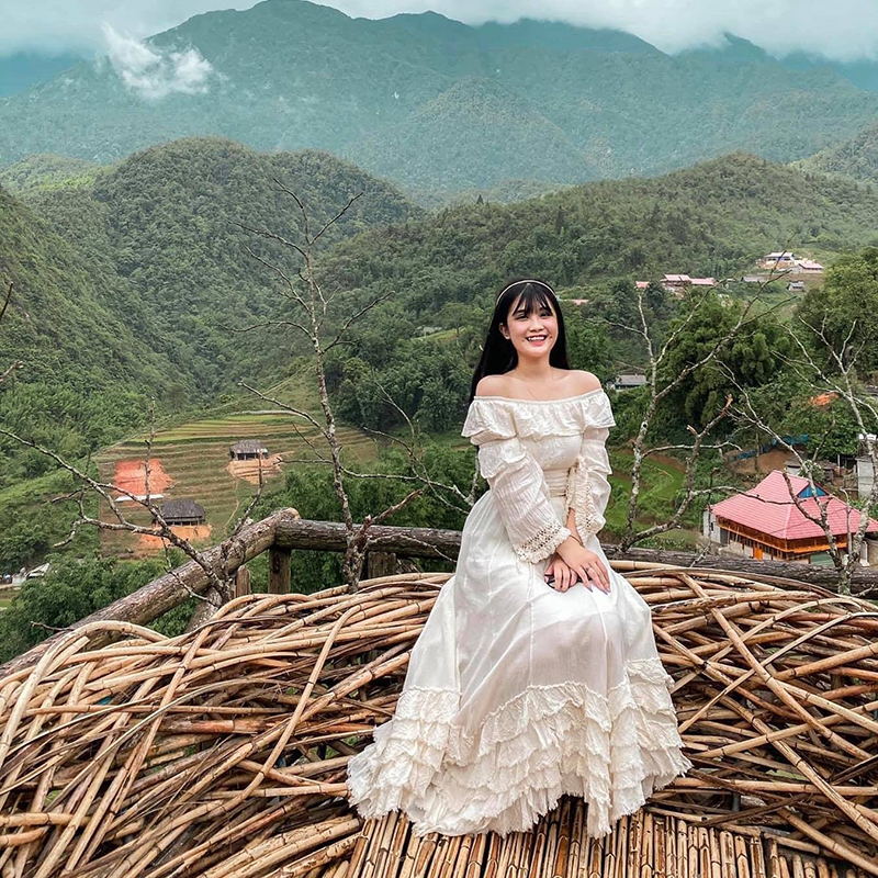 Một chiếc váy trắng dài với điểm nhấn ở phần eo và vai sẽ giúp bạn nổi bật giữa núi rừng xanh hùng vĩ (Nguồn: Art House Sapa)