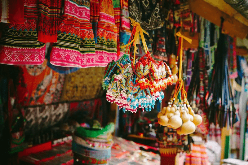 Những món đồ thủ công với hoa văn thổ cẩm đặc trưng của vùng Tây Bắc được bày bán tại các khu chợ vùng núi (Nguồn: Traveloka)