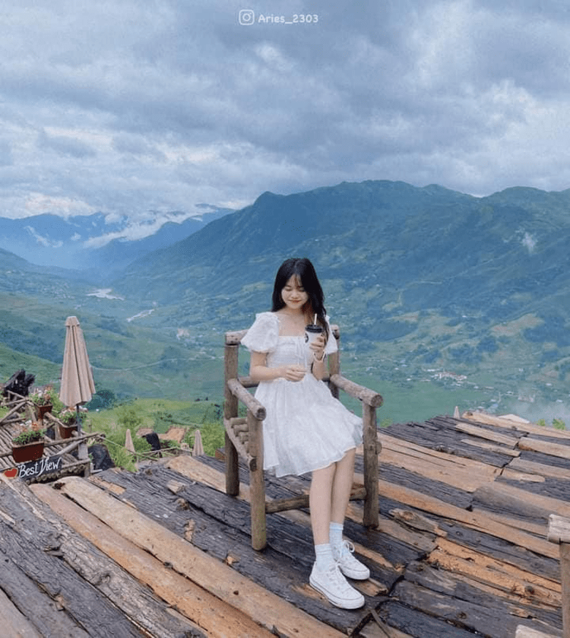 Đơn giản nhưng không kém phần ngọt ngào với bộ váy xòe ngắn tay bồng màu trắng phối cùng giày thể thao và tất trắng cao cổ (Nguồn: Pro5 ok)