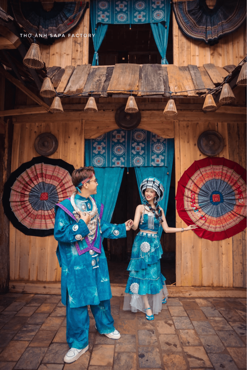 Trang phục thổ cẩm cách tân của cặp đôi kết hợp với giày thể thao và cao gót độc đáo (Nguồn: Duyên Duyên)