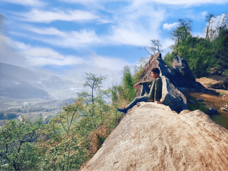 Du khách check-in với mỏm đá độc đáo tại bản Sâu Chua (Nguồn: buiquyet.com)