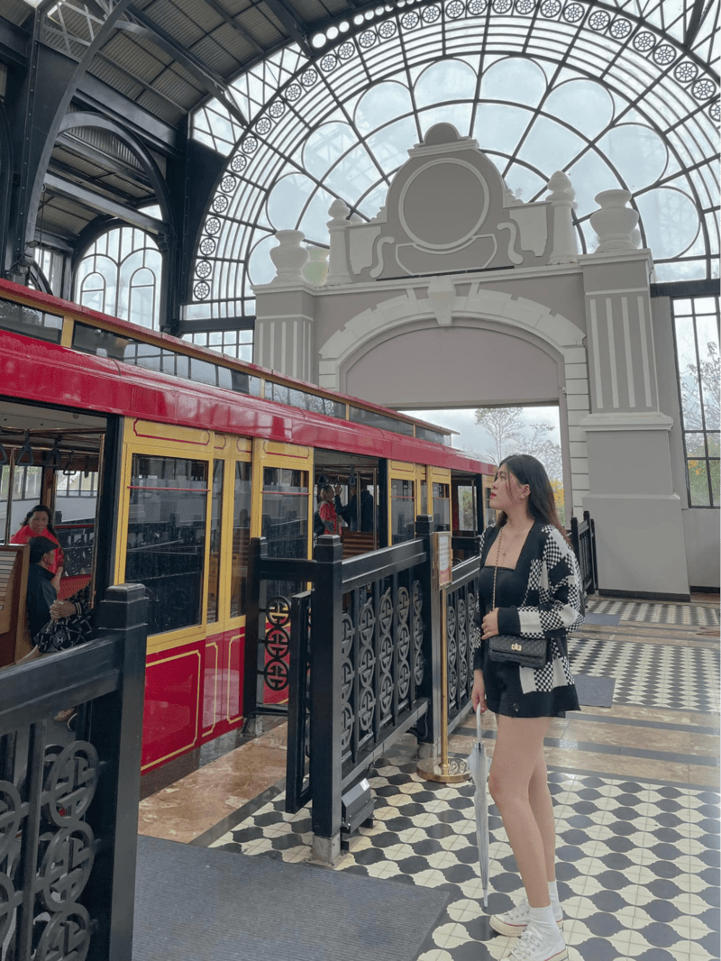 Năng động với áo hai dây và quần short/váy ngắn màu đen, bên ngoài khoác áo cardigan mỏng, đi giày thể thao (Nguồn: Vân Nguyễn)