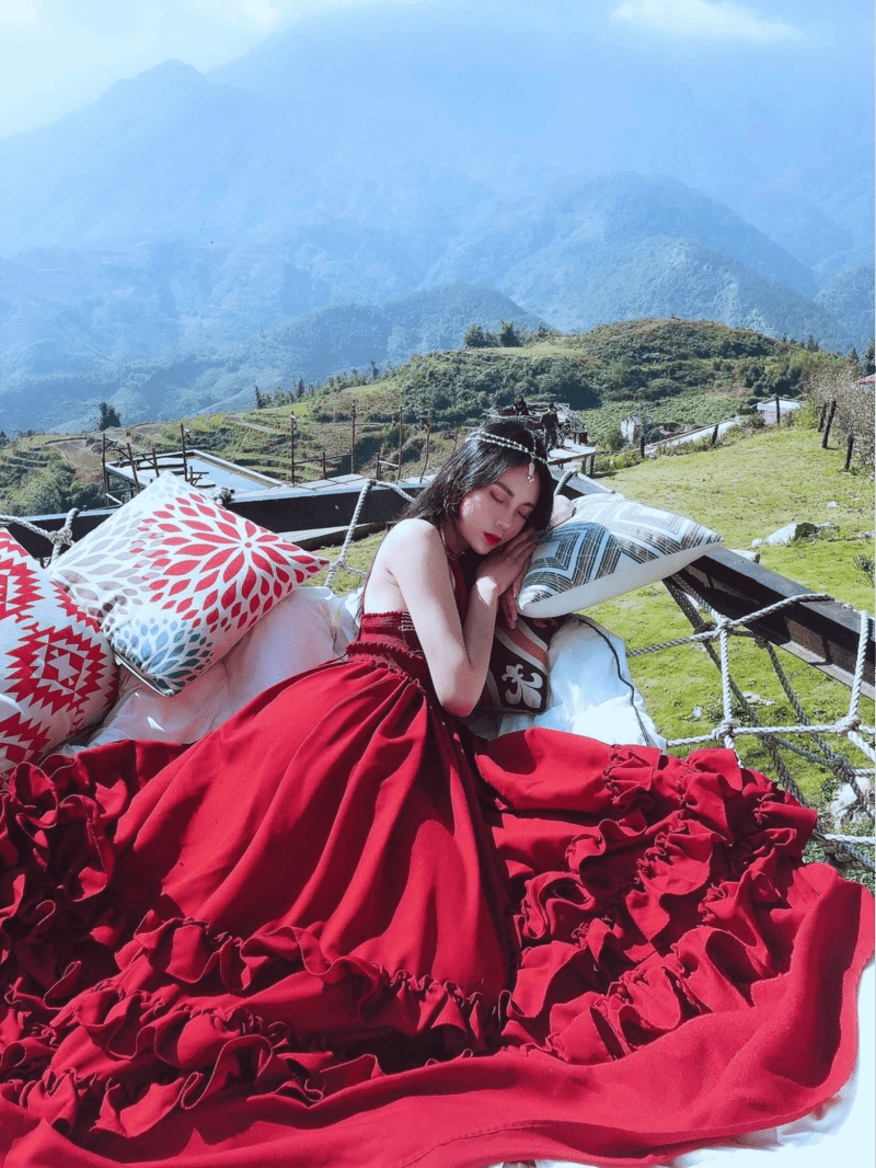 Trở thành công chúa với bộ váy hai dây màu đỏ nhung thiết kế chân váy xếp tầng điệu đà (Nguồn: Vũ Huệ)