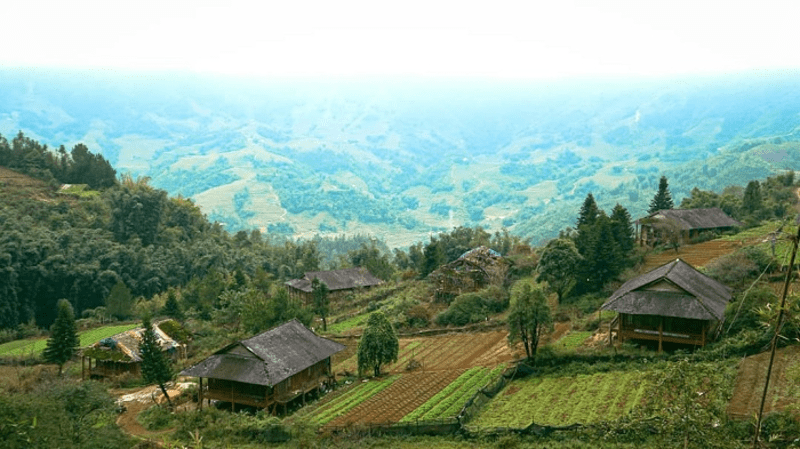 Những ngôi nhà sàn nhỏ xinh của người dân nằm rải rác trên sườn núi (Nguồn: luhanhvietnam.com.vn)