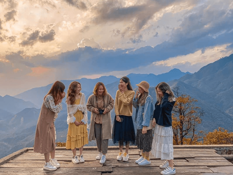 Bạn có thể mặc quần áo mùa hè, khoác thêm áo mỏng giữ ấm bên ngoài khi tới Sa Pa du lịch vào tháng 5, không cần mang theo nhiều áo khoác dày (Nguồn: BestPrice)